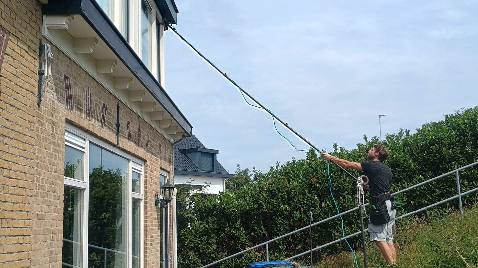 Glazenwasser wast bovenramen met een telescoopsteel